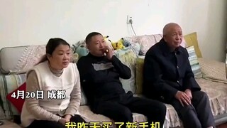 When a daughter changes her phone, the whole family has to change theirs! Netizens: I can see the da