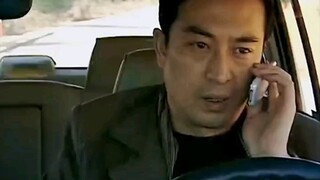 小姐姐在半路搭顺风车，差点被撞。