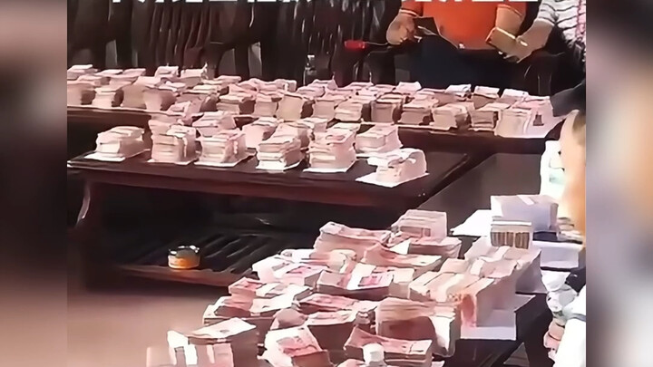 Đến tối rồi, chắc chẳng ai có quyền ưu tiên trên đường hơn đội xe vận chuyển đất đá nữa… #VậnChuyểnĐ