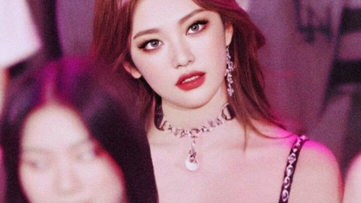 [Ning Qi Zhuo] Such an aggressive gaze—it’s like she’s about to tear the camera apart!