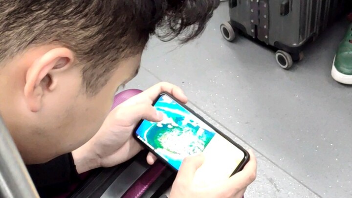 Saya bertemu tiga orang penggemar Honkai Impact di kereta bawah tanah dan mereka berbisik kepada say