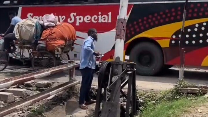 People don’t want to wait at Railway crossings 🚇😭 #RailwayCrossing #Train #Railway #TrainVideo #Tr