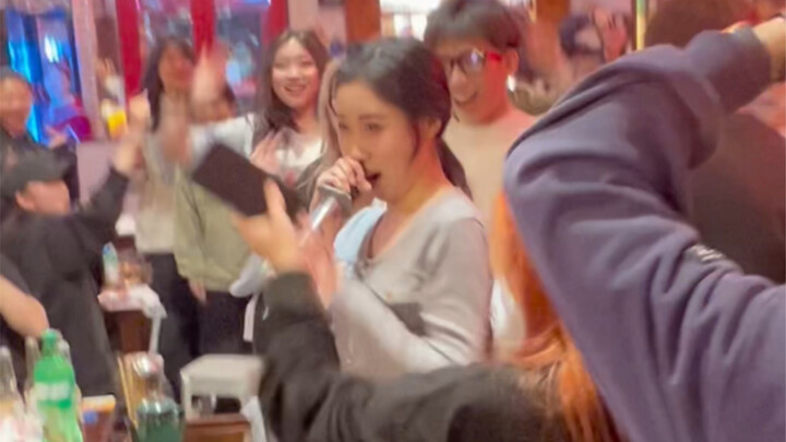 Which little idol is this, singing and dancing to "Queencard" on the mic in a hotpot restaurant?