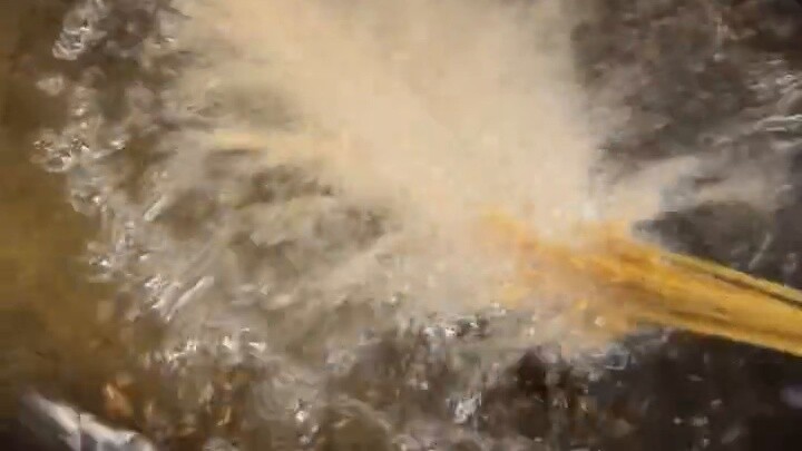 กระทะน้ำมันที่มีอุณหภูมิสูง🥘➕รวงข้าวสาลีหนึ่งกำมือ🌽กลายเป็นช่อดอกไม้ในไม่กี่วินาที🪄💐มันถูกเรียกว่าป๊