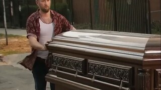 小伙推着棺材在街上走，居然是因为这个原因...