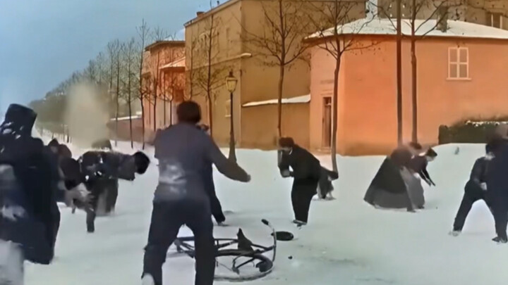 ภาพจริงปี 1896 ของชาวฝรั่งเศสเล่นปาหิมะกัน หลายคนอาจไม่เคยเห็นมาก่อน