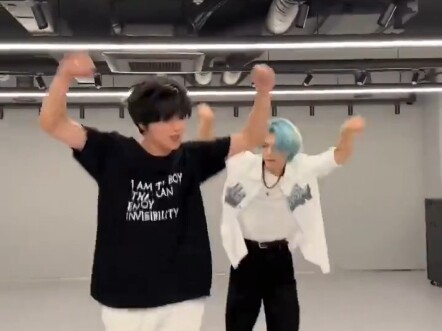 “在challenge领域完全是统治者的魅力小熊。” “跳起舞来完全是东哥...”【NCT｜李楷灿】总结了几个我超级喜欢的小东challenge