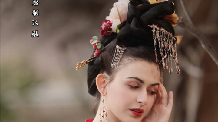 Letting Foreigners Try Hanfu: A Real Person’s Makeover!