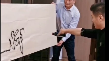 ชายแสดงวิชามายากลเขียนอักษรกลางอากาศโดยไม่ใช้ปากกา จบภายในลมหายใจเดียว!!