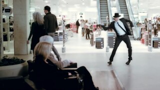 Sven Otten menari dengan anggun dalam iklan Deka