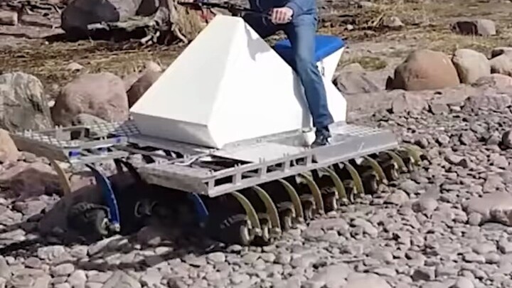 "Mobil Lipan" yang Bisa Melintasi Segala Medan!