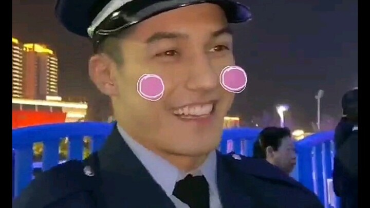 Gần đây, cô gây sốt mạng nhờ nụ cười đầy sức chữa lành! “Tôi rất vui khi được đến đây, tuyệt quá (X3