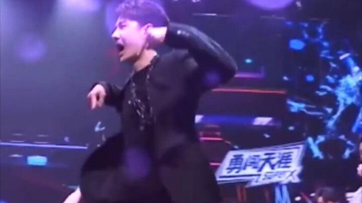 【Wang Yibo】POPPING gaya bebas【palsu】pukulan langsung datang! Menari dengan setelan jas sangat tampan