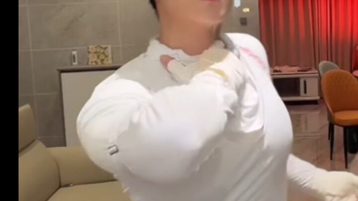 (GoGoboy) The masked boyfriend has revealed his face – and he’s actually pretty good-looking!