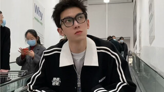 Teman sekamarmu juga begitu, kan?