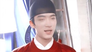 He followed her as soon as he entered the circle. Who knows the atmosphere of senior sister and juni