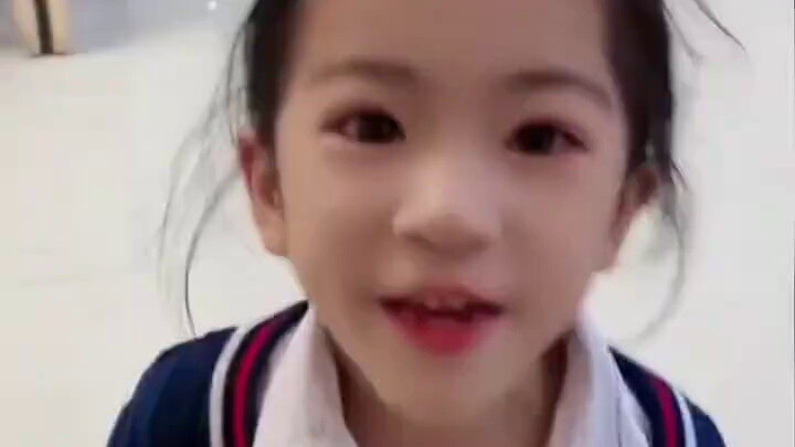 วันฝนตก เด็กน้อยขอให้พ่อเอาไม้เสียบมาให้ คุณพ่อตามใจเธอมากในวินาทีก่อนหน้า แต่สุดท้ายก็เหลือแค่ไม้เส