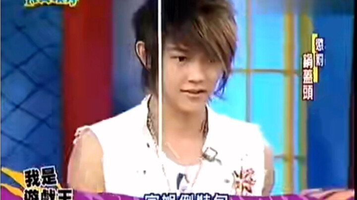 Seekor anjing golden retriever yang sangat mudah diganggu oleh Wang Dongcheng