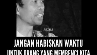 janganlah kamu menghabiskan waktumu untuk orang yang membencimu