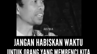 janganlah kamu menghabiskan waktumu untuk orang yang membencimu