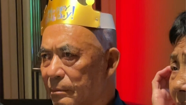 إنه عيد ميلاد جدي. ما المانع من أن أغني بصوتٍ غير متناسق؟