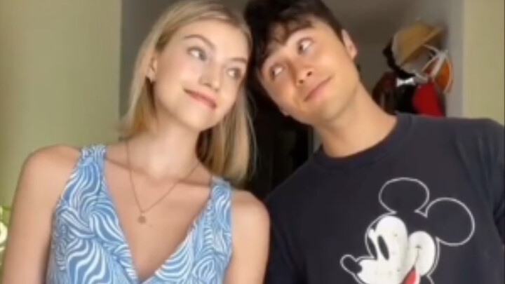 Khi cách thể hiện tình yêu của anh ấy là: ôm, hôn, áp sát