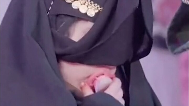 Wawancara dengan gadis kecil MSL, saat jubah hitamnya dibuka ternyata dia masih pakai dot🍼