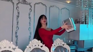 看开头：浪费食物博眼球？看结局：美女姐姐好棒啊！