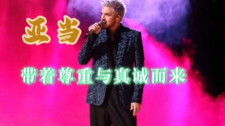 آدم يرتدي زي أوسكار للغناء