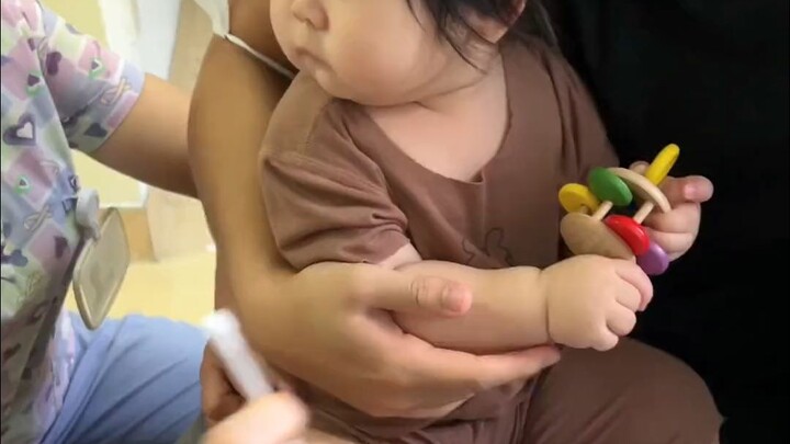 Bayi: Kenapa selalu terasa ada kotoran di paha? Mulai sekarang aku tak berani lagi melihat bebek, me