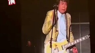 الشخص اللافت للانتباه في حفل وو باي الموسيقي