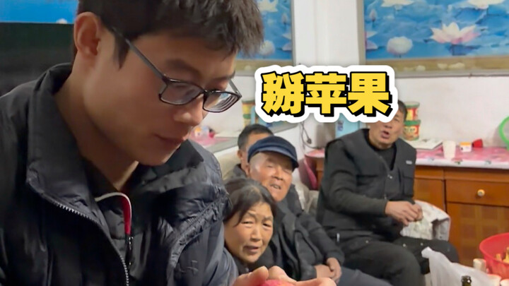 Chị tôi: Làm sao chia một quả táo cho 8 người? Tôi: Mời xem VCR!