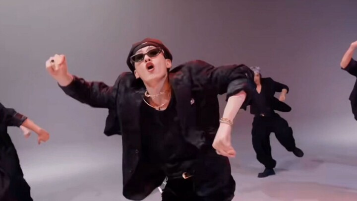 أداء لي هيوك جاي، الراقص الرئيسي لسوبر جونيور، منفردًا—من الذي لن يُفتَتن بهذا السحر!