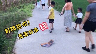 在马路上画一个钱包，路人看到会有啥反应呢？