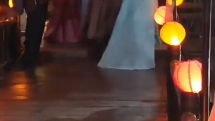 The brothers traveled through time successfully. It was the first time for us to go to Yihongyuan. W