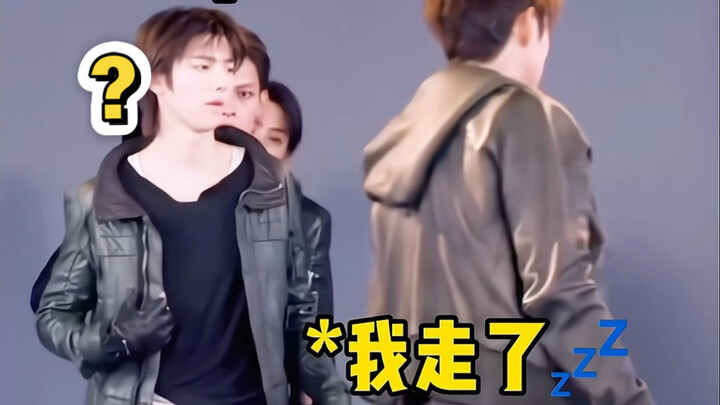 🐽:? เขาทำอะไรอยู่นะ😧.. [ขำหนักมากจนเขาเริ่มแกล้งพี่ชายตัวเอง..😂]