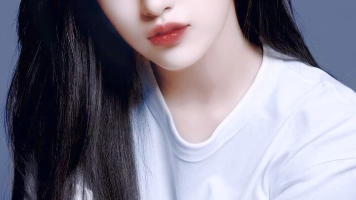 “Before debut, she shot a commercial with the fourth-generation ‘god-level beauty’ and instantly bec