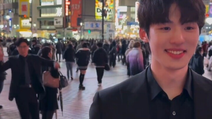 Mengulas berbagai jenis goyangan yang meledak di seluruh internet, suasana langsung terasa penuh beg