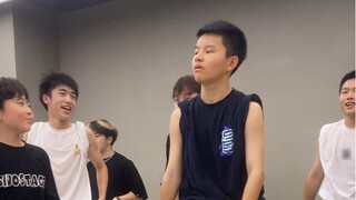 Large-scale waacking class! So exciting! The guy in the white T-shirt at the back is so cute!