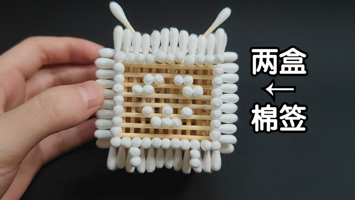 ดึงทีวีเครื่องเล็กออกมาจากก้านสำลีสองกล่อง