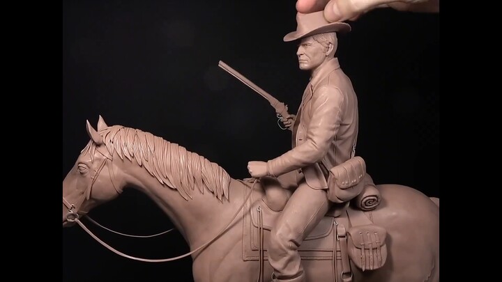 Membuat patung Arthur Morgan sedang menunggang kuda