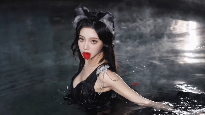 I, Lao Zhu, brought a beautiful lady along to take a bath too.