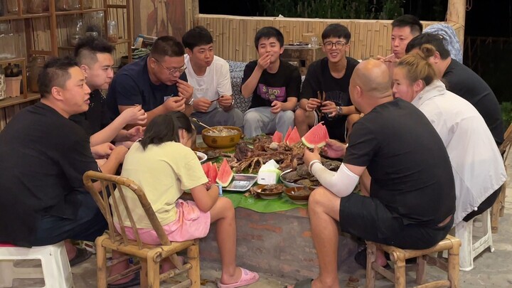 Makanan lezat adalah alasan terbaik untuk bertemu: malam hujan badai, daging kambing panggang utuh d