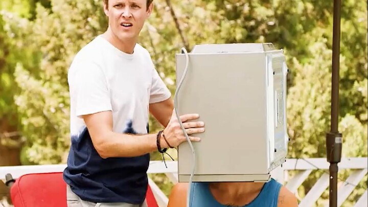 If you don’t stir up trouble, you won’t get into trouble—this guy actually got his head stuck in a m