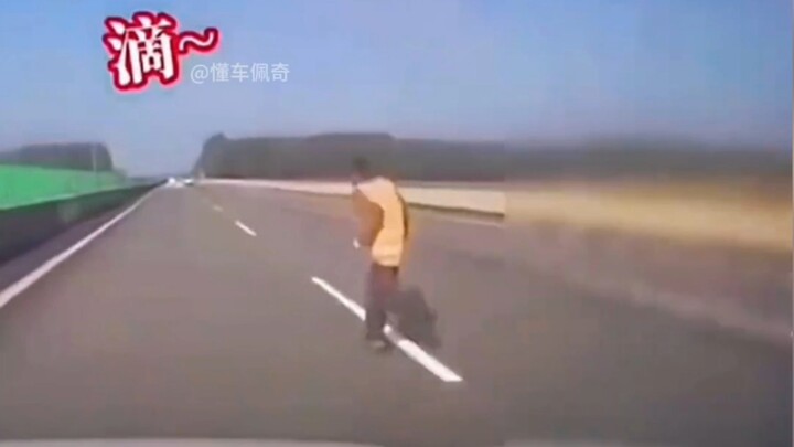 Sedang melaju normal di jalan tol, tiba-tiba menabrak pejalan kaki yang melompat keluar. Bagaimana c