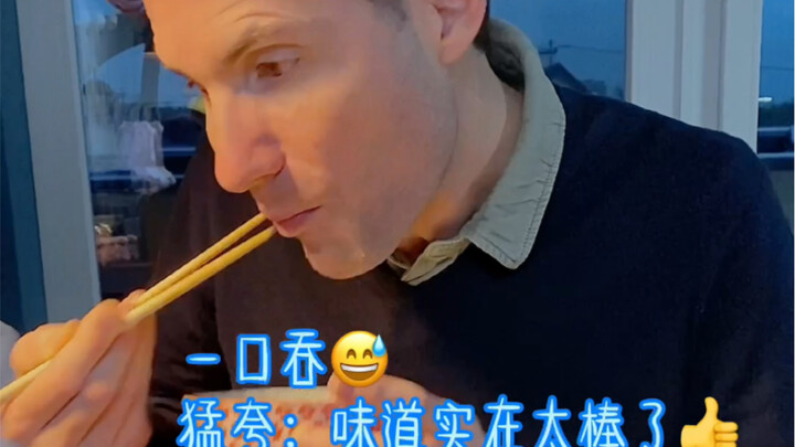 奥地利小姑子一家第一次吃豆腐酿肉，被这奇怪的组合惊艳到，味道太棒，连辣椒汁一起清盘