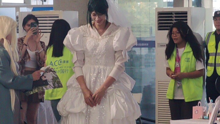 Cuối cùng Karina cũng đã mặc được váy cưới, hu hu hu hu, thật sự đẹp quá đi!