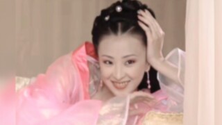 This is what a favored concubine should look like, charming and beautiful, with every frown and smil
