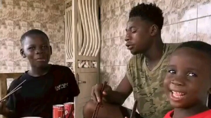 Ngày 11 tháng 8, Phi Ca Phi Châu livestream, nói về cách làm quen với Tiểu Hầu Tử và Nhục Nhục.