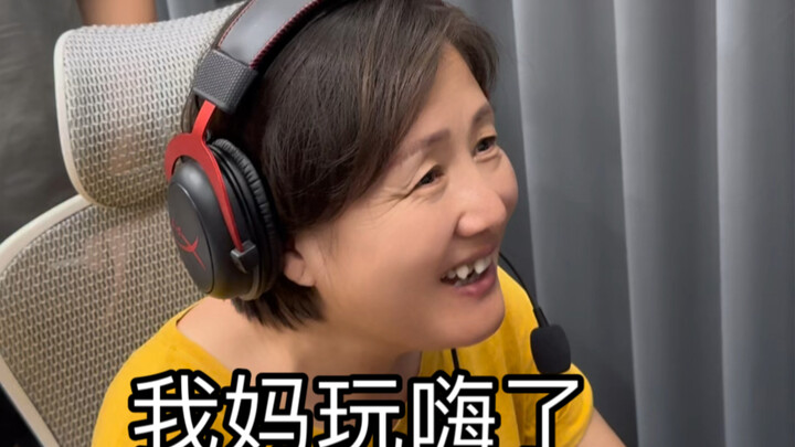 Khi mẹ thế hệ 7x và em trai thế hệ 00 cùng nhau chơi trò "Hắc Thần Thoại Ngộ Không" ha ha ha